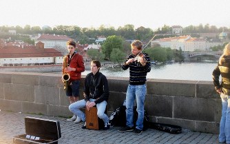 プラハのカレル橋の上で演奏する若者3人組(写真は筆者撮影)