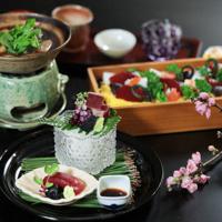 (手前から時計回りに)マグロの刺し身、ねぎま鍋、ヅケを乗せたちらしずし=大阪市阿倍野区で2020年2月17日、小出洋平撮影