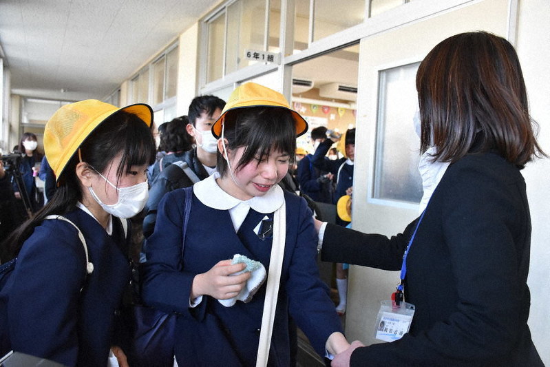 新型肺炎 大半の小中高 きょうから休校 突然の早い別れに涙 愛媛 毎日新聞