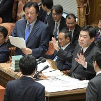 森雅子法相の答弁について野党議員たちから抗議を受ける棚橋泰文委員長(右)=国会内で2020年2月26日、川田雅浩撮影
