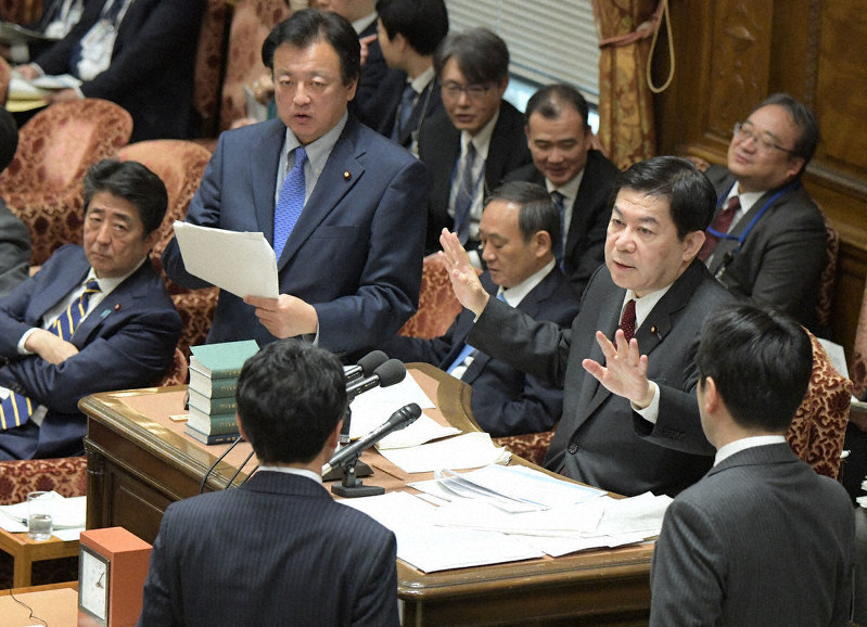 森雅子法相の答弁について野党議員たちから抗議を受ける棚橋泰文委員長(右)=国会内で2020年2月26日、川田雅浩撮影