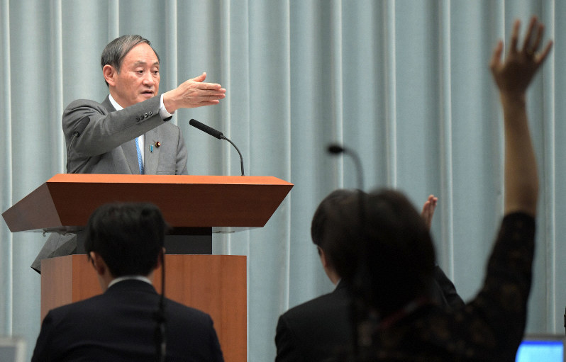 記者会見で質問を受ける菅義偉官房長官=首相官邸で2020年3月4日午前11時17分、川田雅浩撮影
