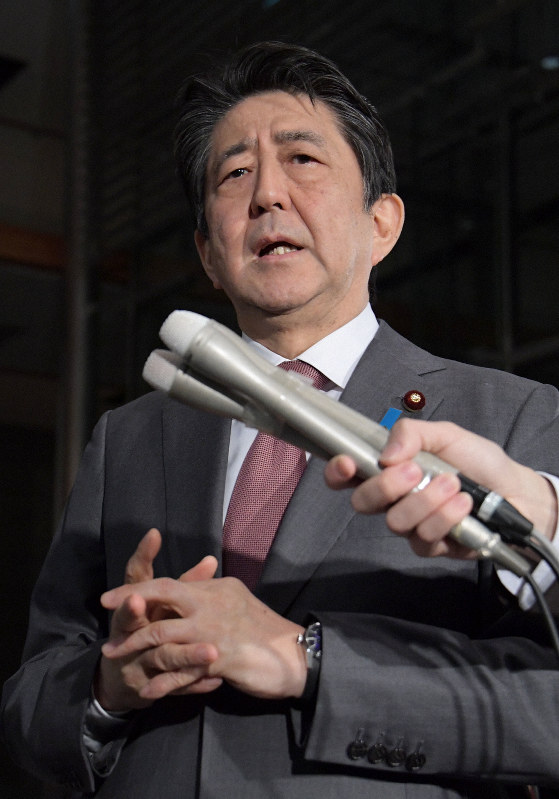 与野党党首会談を終えて記者団の質問に答える安倍晋三首相=首相官邸で2020年3月4日午後7時46分、川田雅浩撮影