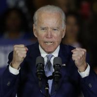 大票田・カリフォルニア州の集会会場で演説するバイデン候補=ロサンゼルスで3月3日、AP