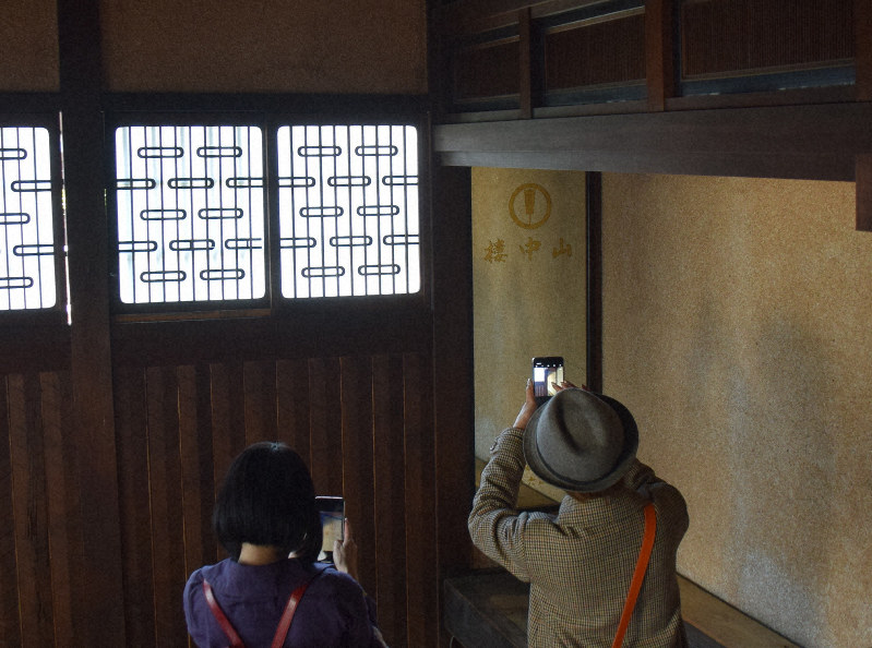 「旧山中楼」の玄関内を撮影する見学者=大和郡山市洞泉寺町で2020年3月2日午後1時35分、熊谷仁志撮影