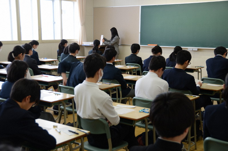 高校入試の試験開始を待つ受験生ら=札幌市中央区の札幌旭丘高校で2020年3月4日午前9時21分、澤俊太郎撮影
