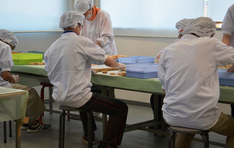 作業に従事する就労継続支援B型事業の利用者ら=鳥取市の就労支援施設で2018年5月21日午後2時9分撮影