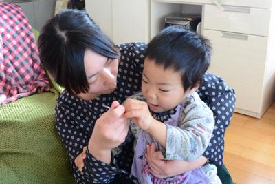朝食後の4種類の薬は、毎日の日課だ。慌ただしいなか、飲ませるのに苦戦する＝東京都墨田区の自宅で、柳沢亮撮影