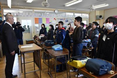 休校を前に、最後のホームルームであいさつを交わす教諭（左）と小学校6年生の児童ら＝甲府市で2020年3月3日午後2時、高田奈実撮影