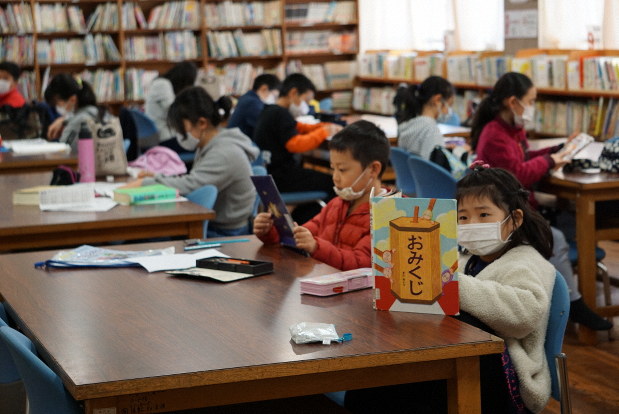 臨時休校となり、図書室で自習する児童たち=神戸市兵庫区で2020年3月3日、反橋希美撮影