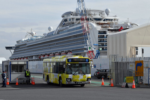 クルーズ船「ダイヤモンド・プリンセス」から下船した乗客らを乗せて出発するバス=横浜市鶴見区で2020年2月19日、北山夏帆撮影
