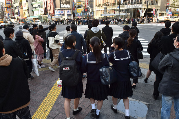 平日だが混雑する東京・渋谷のスクランブル交差点。高校2年の女子生徒は「不要不急の外出はしないように言われているけど、除菌アルコールを持って渋谷に友だちと来た」と話した=東京都渋谷区で2020年3月3日午後3時43分、竹内紀臣撮影