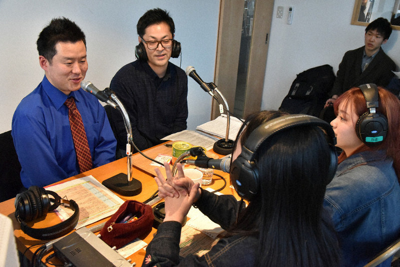 2年前から3月に震災特集番組を放送している川崎さん(左端)=2018年の放送