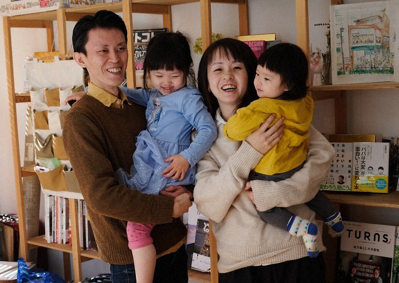 暮らしづくり複合施設を運営する並木義和さんと優さん夫妻=東京都新宿区の「みちくさくらす」で2020年2月9日、清水健二撮影