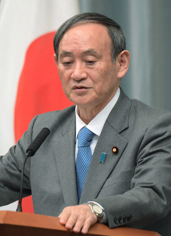 記者会見で質問に答える菅義偉官房長官=首相官邸で2020年3月4日午前11時22分、川田雅浩撮影