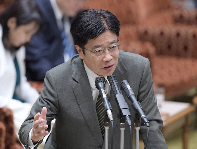 参院予算委員会で新型コロナウイルスによる肺炎の感染拡大への対応について答弁する加藤勝信厚生労働相=国会内で2020年3月5日、川田雅浩撮影