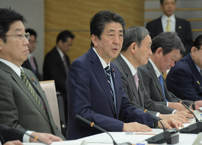 新型コロナウイルス感染症対策本部会合で、感染拡大を防ぐための中国と韓国からの入国者全員への対応などについて発言する安倍晋三首相(手前から2人目)。手前は加藤勝信厚生労働相=首相官邸で2020年3月5日午後7時5分、川田雅浩撮影