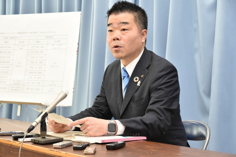 滋賀県初の新型コロナウイルスの感染確認を発表する三日月大造知事=県庁で2020年3月5日午前9時1分、成松秋穂撮影