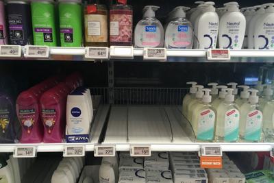 スーパーの棚から除菌ジェルはすでに姿を消していた＝デンマーク・ノアフュン市で2020年3月4日、筆者撮影
