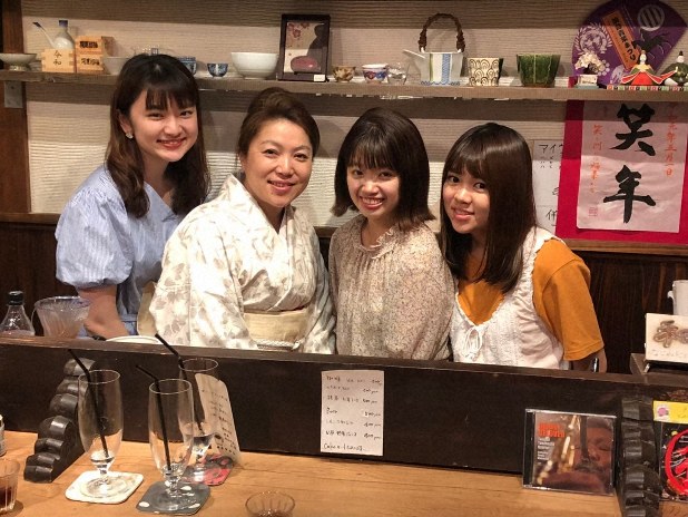 宮城で食器屋「クラフト木村」を営みながら、スナックを始めた神戸智恵子さんに取材。2019年7月19日撮影(筆者提供)