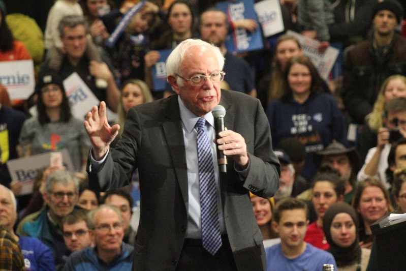 支持者を前に演説するバーニー・サンダース上院議員=米東部ニューハンプシャー州キーンで2020年2月9日、古本陽荘撮影
