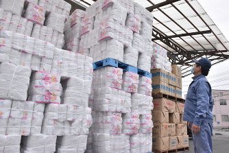 山積みになった出荷前のトイレットペーパー=岩手県一関市の上山製紙で2020年3月4日、山田豊撮影