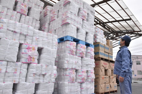 山積みになった出荷前のトイレットペーパー=岩手県一関市の上山製紙で2020年3月4日、山田豊撮影