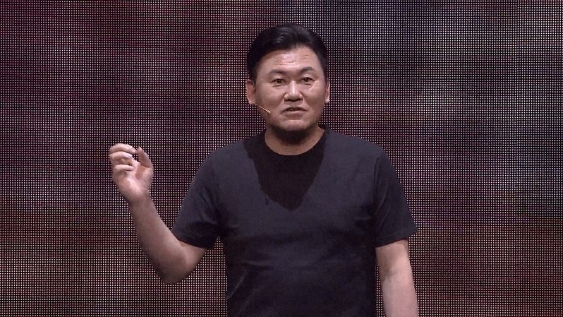 「衝撃的なプライシング」と自信をのぞかせた三木谷・会長兼CEO