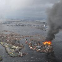 津波で流された家屋が炎上する名取市閖上地区＝宮城県名取市で2011年3月11日、手塚耕一郎撮影