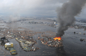 津波で流された家屋が炎上する名取市閖上地区=宮城県名取市で2011年3月11日、手塚耕一郎撮影