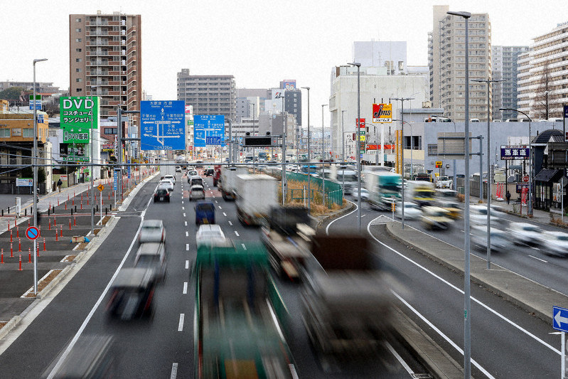 交通量の多い登戸4丁目付近の国道14号。かつて海だった道路の右側には今、高層ビルが連なる=千葉市中央区で2020年1月14日、小川昌宏撮影