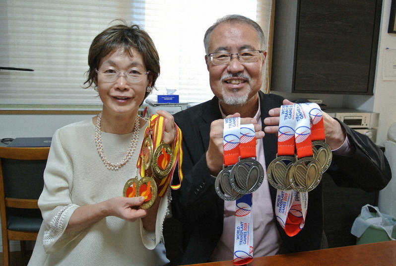 若松力さん(右)と妻の恵子さん