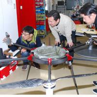 ドローンの改良について議論するエアロジーラボの技術者たち。空飛ぶ車の開発にもつなげる考えだ＝大阪府箕面市の同社で、宇都宮裕一撮影