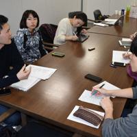 （左から）梶俊樹さん、飯嶋千遥さんと就活体験談を聞く在学生＝毎日新聞中部本社で
