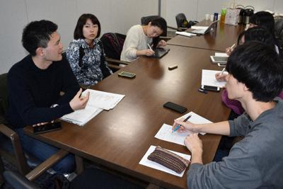 （左から）梶俊樹さん、飯嶋千遥さんと就活体験談を聞く在学生＝毎日新聞中部本社で