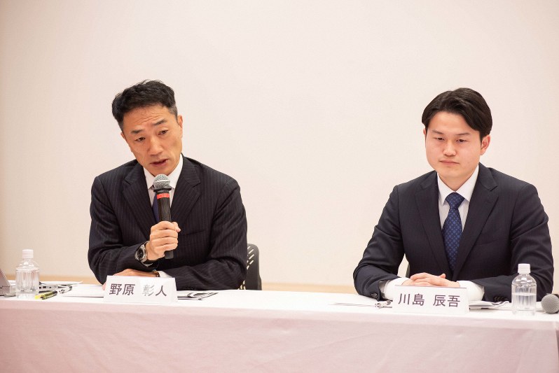 ライブ配信による記者説明会で質問に答える楽天の野原彰人執行役員(左)と、CEO戦略・イノベーション室の川島辰吾氏=2020年3月6日(楽天提供)