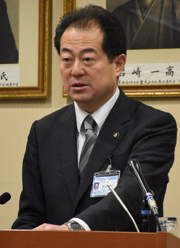 臨時記者会見を開く野志克仁市長=松山市二番町4の市役所で2020年3月6日午前8時46分、中川祐一撮影