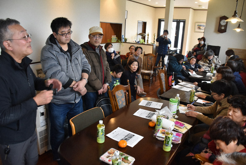 多田伸志さん(左端)や被災した人たちから当時の話を聞く参加者ら=岡山県倉敷市真備町で2020年2月22日午後1時13分、山口桂子撮影
