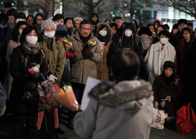 東京駅前のフラワーデモに集まった人々=東京都千代田区で2020年2月11日、吉田航太撮影