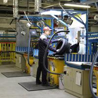 タイヤの品質を確認するブリヂストンの従業員=ロシア中部ウリヤノフスクで(ブリヂストン提供)