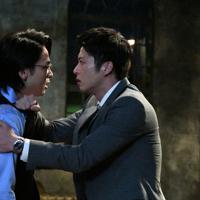 亡くなった実の父親のことで口論となる川上（田中圭、右）と唐沢（中村倫也）