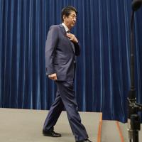 新型コロナウイルスの感染拡大への対応などについて記者会見を終えて降壇する安倍晋三首相。記者席からは、さらに質問を要求する声が聞こえた＝首相官邸で2020年2月29日、川田雅浩撮影