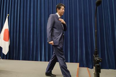 新型コロナウイルスの感染拡大への対応などについて記者会見を終えて降壇する安倍晋三首相。記者席からは、さらに質問を要求する声が聞こえた＝首相官邸で2020年2月29日、川田雅浩撮影