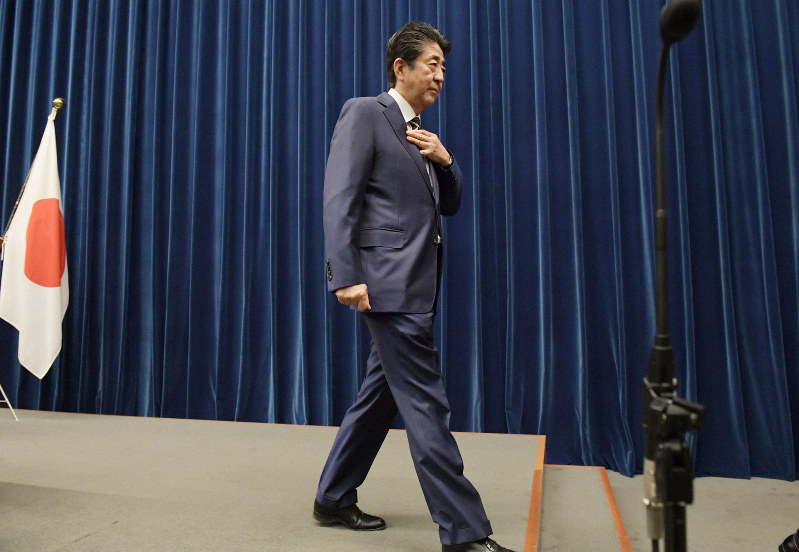 新型コロナウイルスの感染拡大への対応などについて記者会見を終えて降壇する安倍晋三首相。記者席からは、さらに質問を要求する声が聞こえた=首相官邸で2020年2月29日、川田雅浩撮影