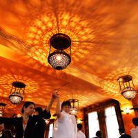 シャンデリアの光と影の下で、社交ダンスをする人たち＝京都市東山区で、望月亮一撮影