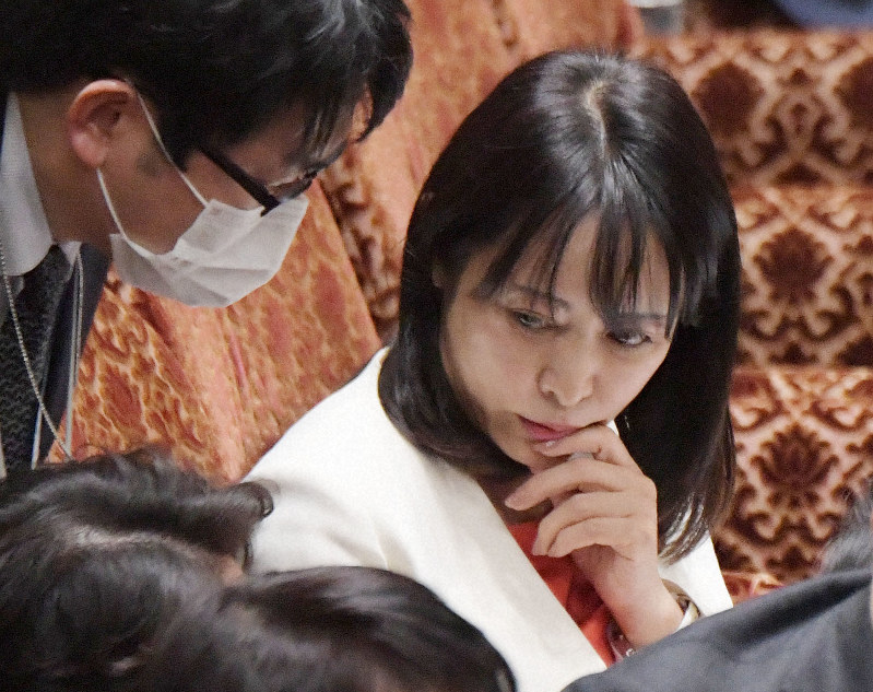 参院予算委員会で黒川弘務・東京高検検事長の定年延長問題について自身の答弁で再三質疑が止まり、事務方と協議する森雅子法相=国会内で2020年3月6日午後1時42分、川田雅浩撮影