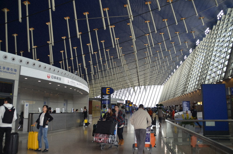 浦東国際空港第1ターミナルビル=中国・上海で2018年10月26日、工藤哲撮影