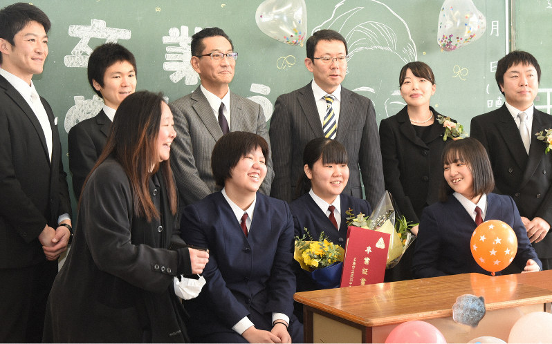 教室で下級生や教師に囲まれ笑顔を浮かべる唯一の卒業生の今野姫菜さん(前列右から2人目)=石巻市荻浜の荻浜中で2020年3月6日午前11時14分、百武信幸撮影