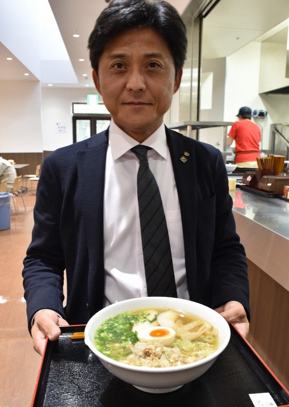 新名物にしたいと開発した「浜鶏ラーメン」を手にする藤田大さん=福島県富岡町のさくらモールとみおかで2020年3月3日午後0時31分、渡辺暢撮影