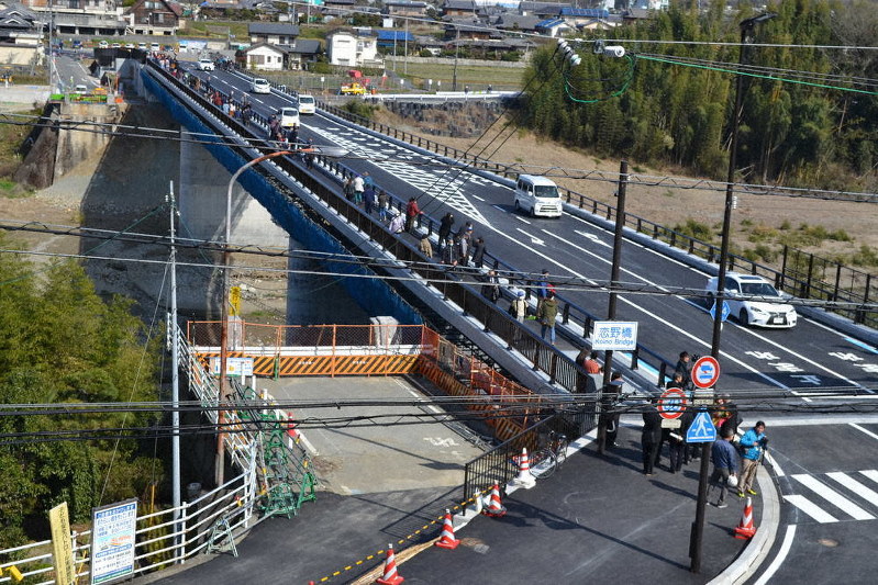 恋野橋開通 老朽化で架け替え 橋本 和歌山 毎日新聞